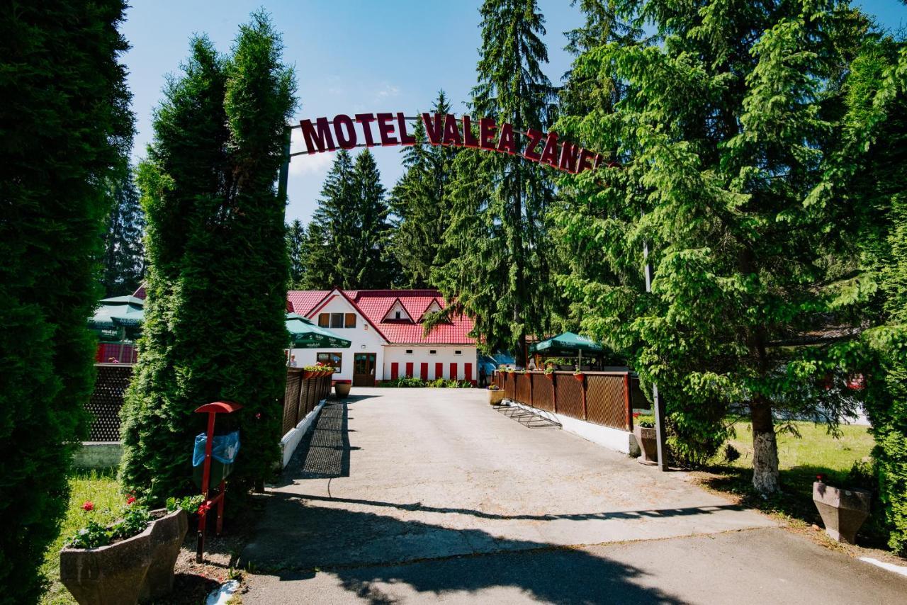 Отель Casute Valea Zanelor Ковасна Экстерьер фото